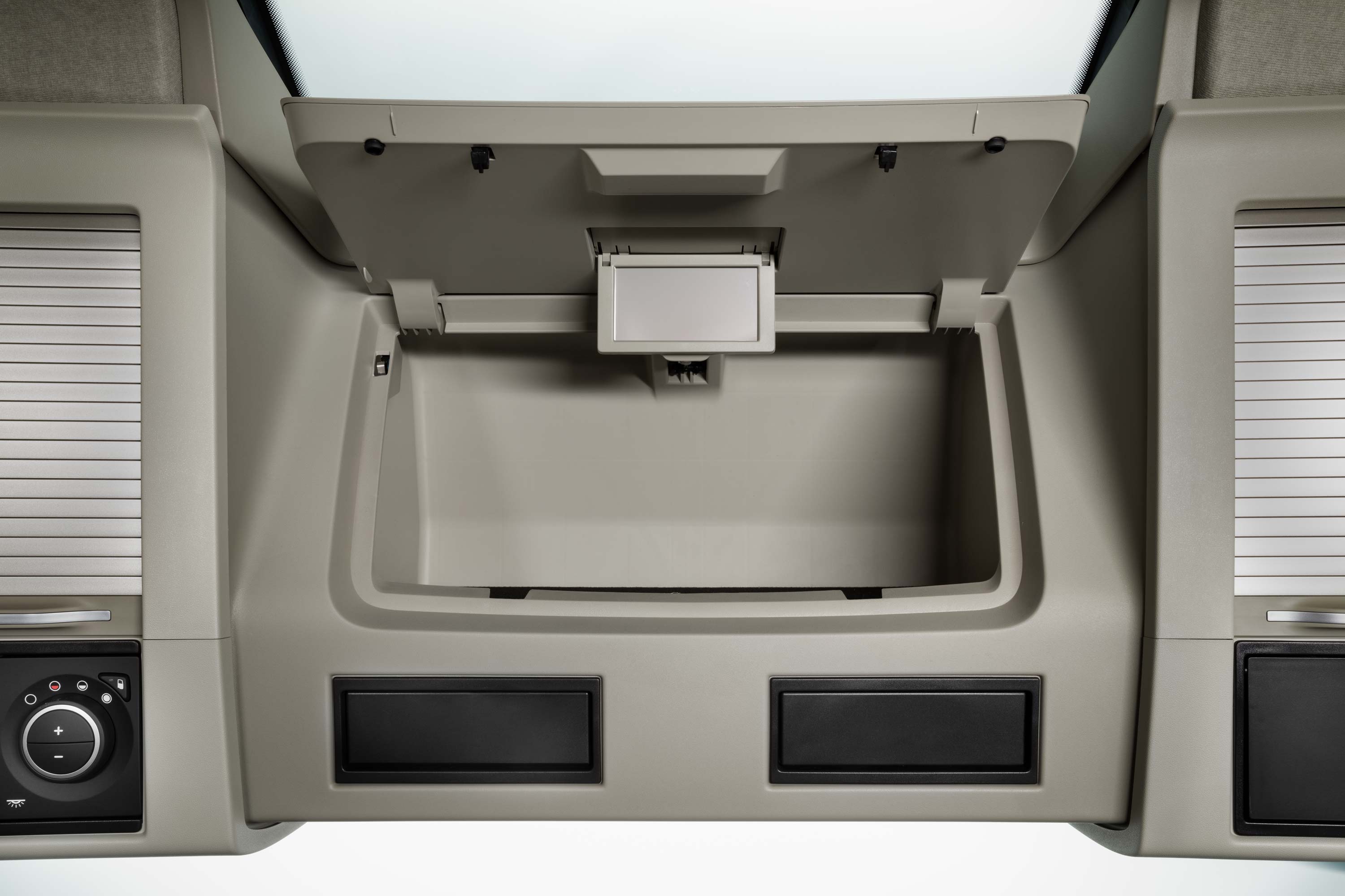 A Volvo FH16 fülkéjében rengeteg a kényelmes tárolóhely.