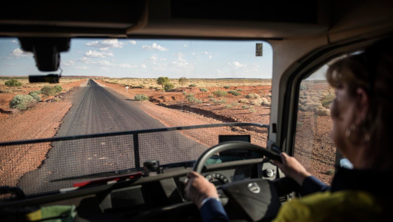 Kilátás egy sivatagi autóútra.