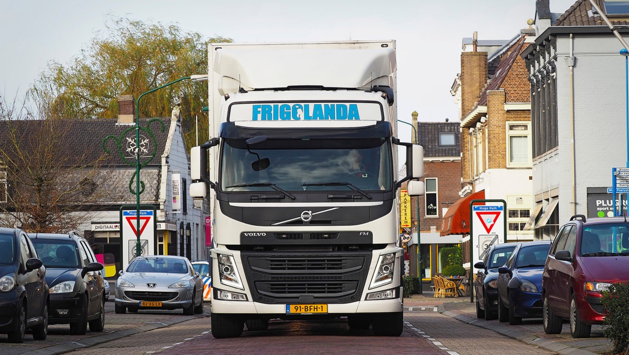 A Frigolanda teherautója egy városi utcán.