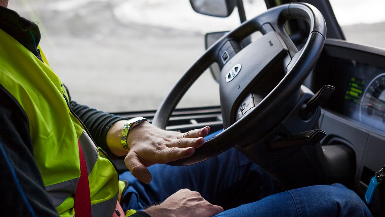 Járművezető egy Volvo FH teherautót kormányoz