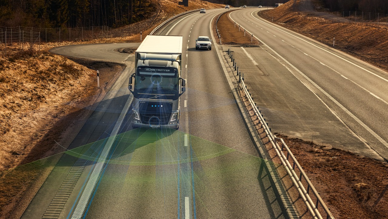 A Volvo FH kamerával és radarral ismeri fel a jármű előtti objektumokat