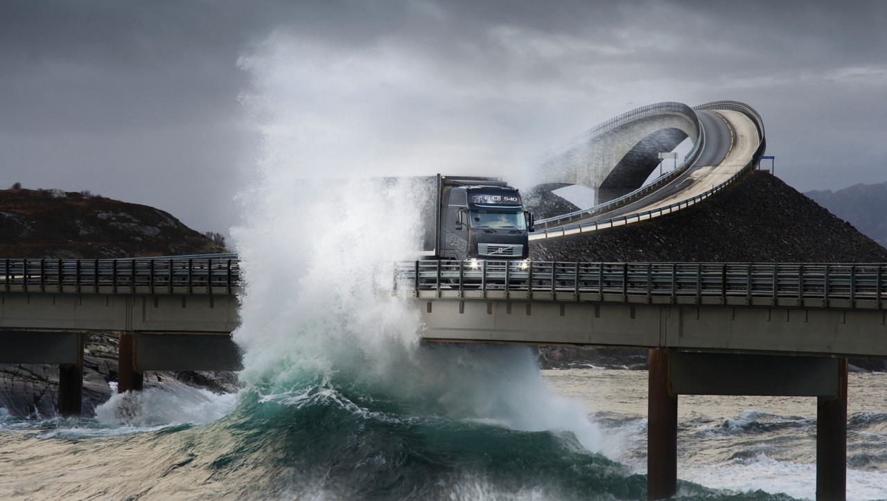 Volvo FH hídon halad át