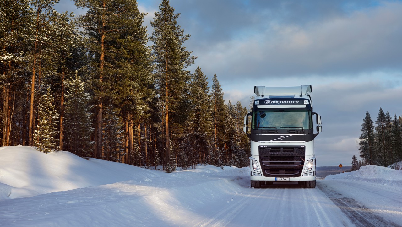 Volvo FH menet közben hóban