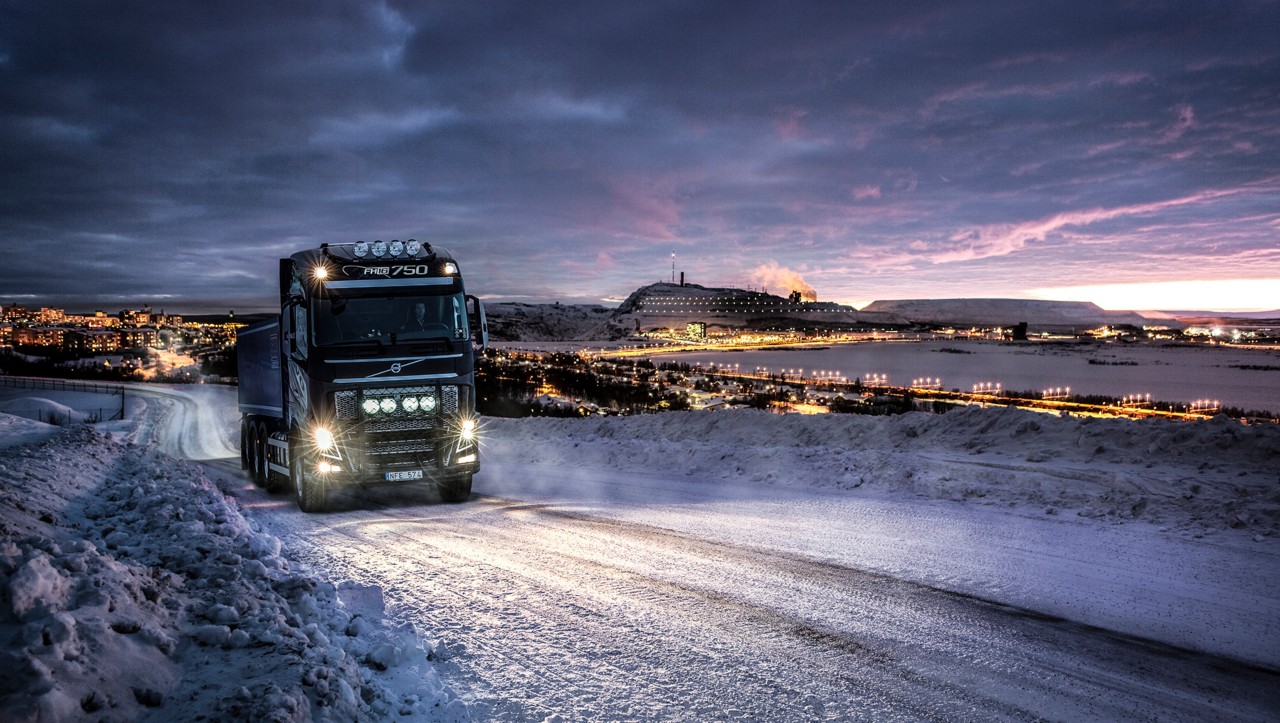 Volvo FH menet közben hóban éjjel