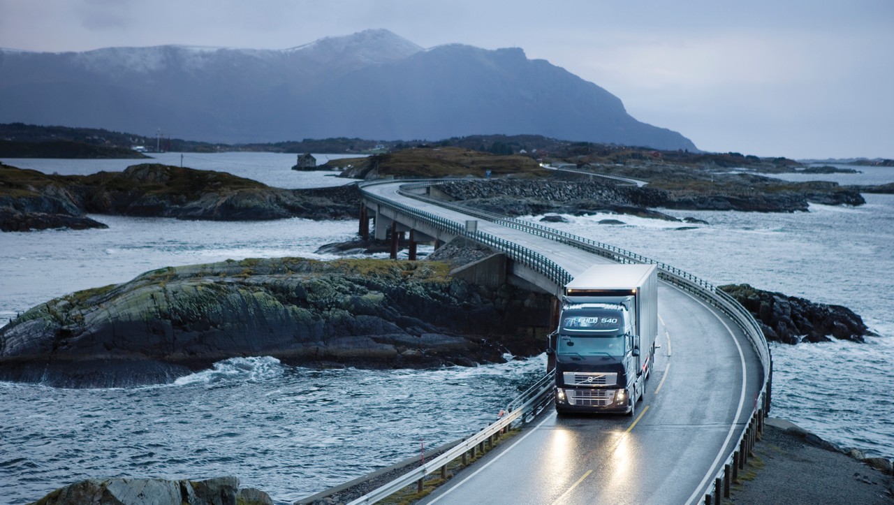 Volvo FH menet közben egy kanyargós hídon