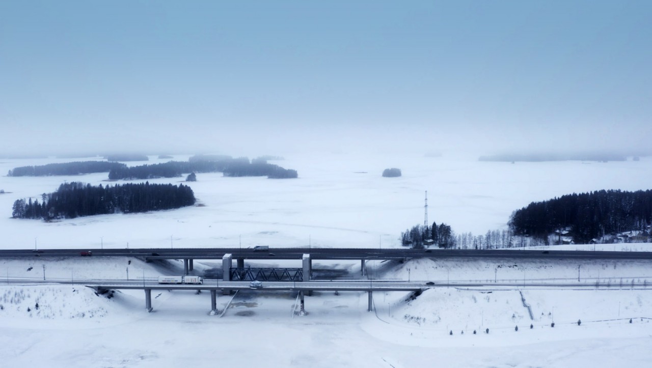 Közeli kép egy I-Save csomaggal felszerelt Volvo FH teherautóról, ahogy egy havas útra ráfordul