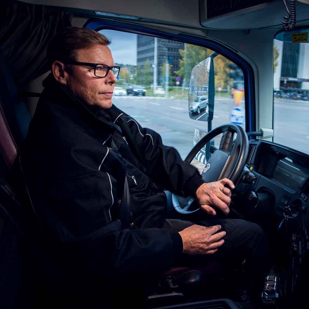 Torbjörn Forsman az új Volvo FMX teherautót vezeti