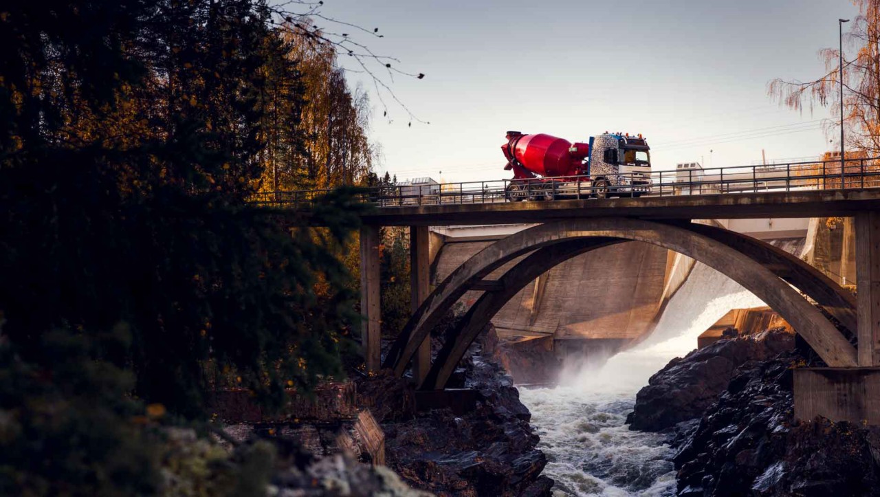 A Volvo FMX egy hídon átkel egy folyó fölött
