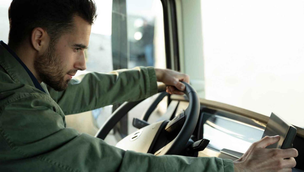 Járművezető ellenőrzi a digitális oldalsó kijelzőt 