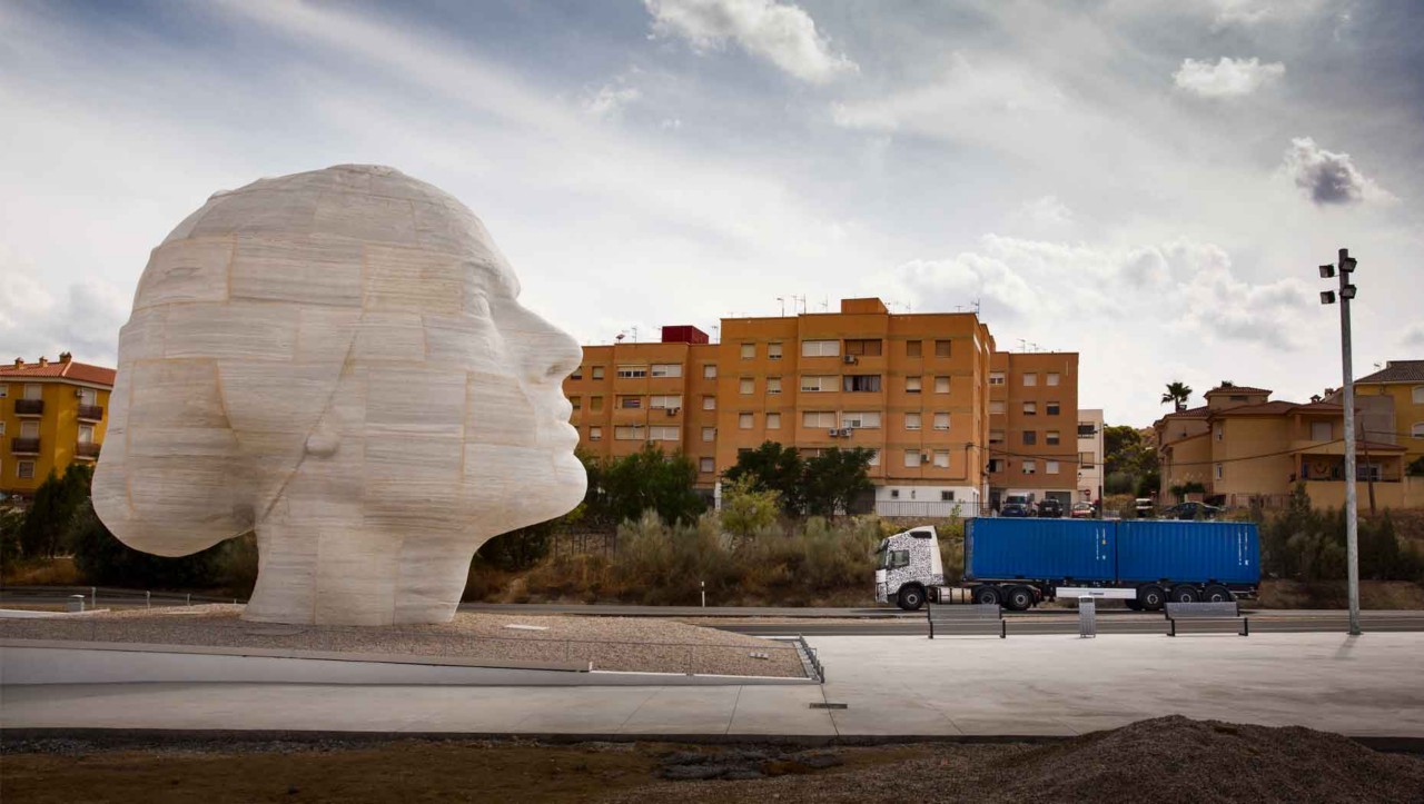 Egy tehergépkocsi prototípusa elhalad egy márványszobor mellett Spanyolországban