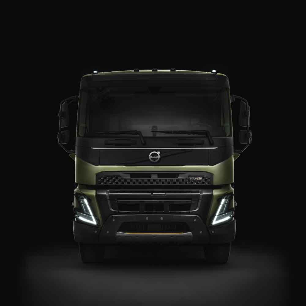 A Volvo FMX sötét háttérrel